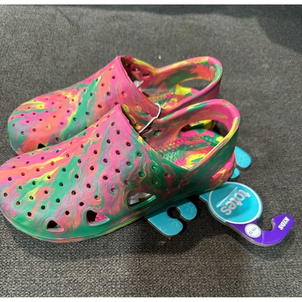 TOTES Splash and play kids clogs size 11-12